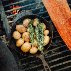 YETI "Cast Iron Skillet" -Traeger Pellet Grills 240078 CastIron Performance Lifestyle 1080x1080 02