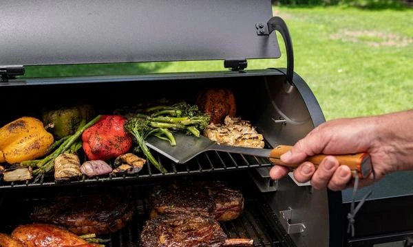 Traeger "BBQ Spatula" Traeger "BBQ Spatula" -Traeger Pellet Grills BBQ Spatula Lifestyle