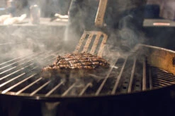 GrillGrate "Weber Kettle Set" - 22"/57cm -Traeger Pellet Grills Tradeshow Steak Shot CMYK 2 41323.1507923004.1280.1280