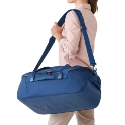 YETI “Crossroads” Duffel 40L 5 YETI “Crossroads” Duffel 40L -Traeger Pellet Grills W Bags 40L Duffel Navy On Body Back 03235 B png